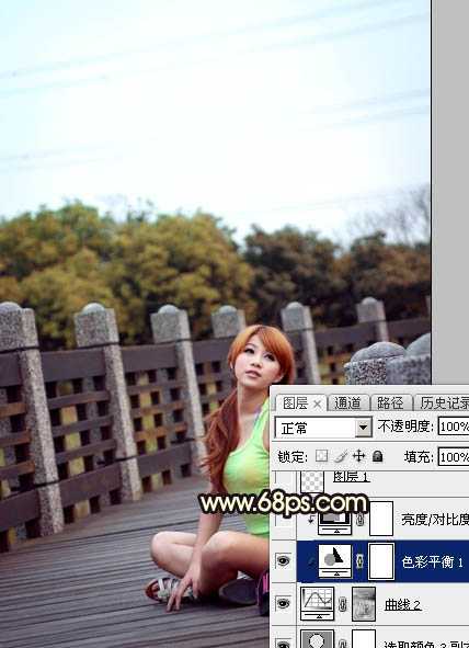 Photoshop调出唯美橙色霞光公园木桥上人物图片