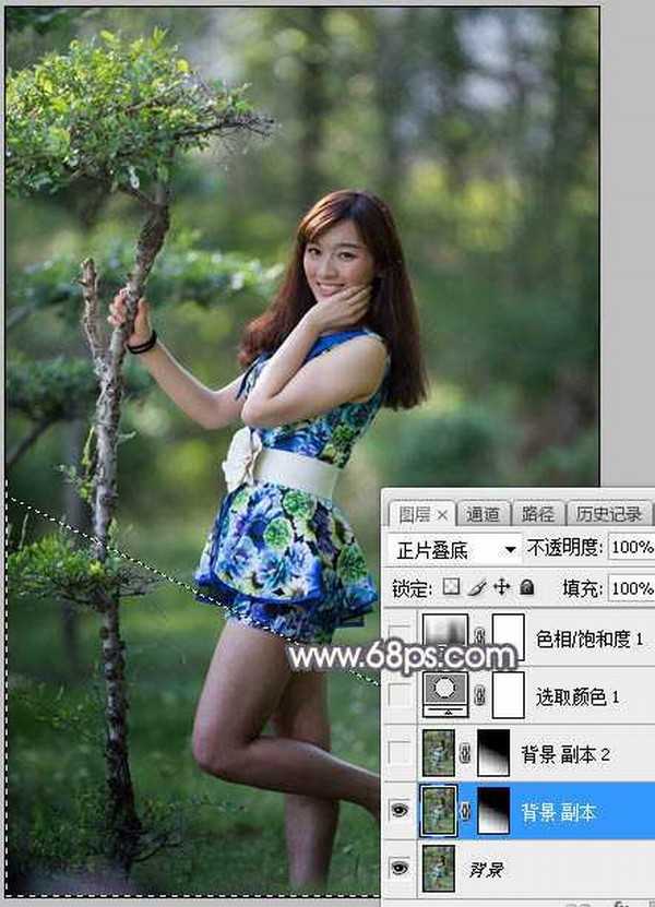 Photoshop将树林人物图片打造出深秋暗红色效果