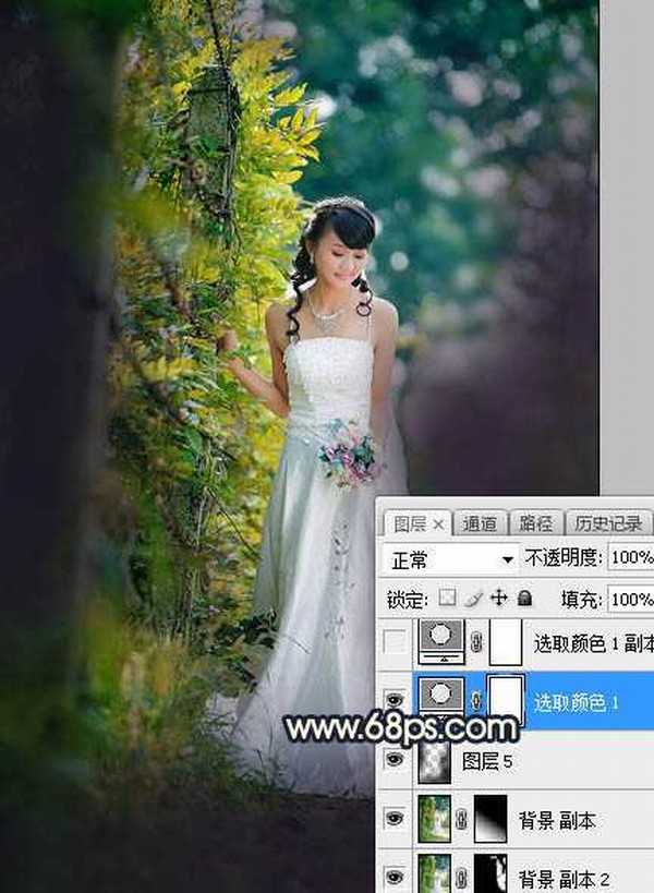 Photoshop调制出秋季暗蓝色逆光效果树边人物图片